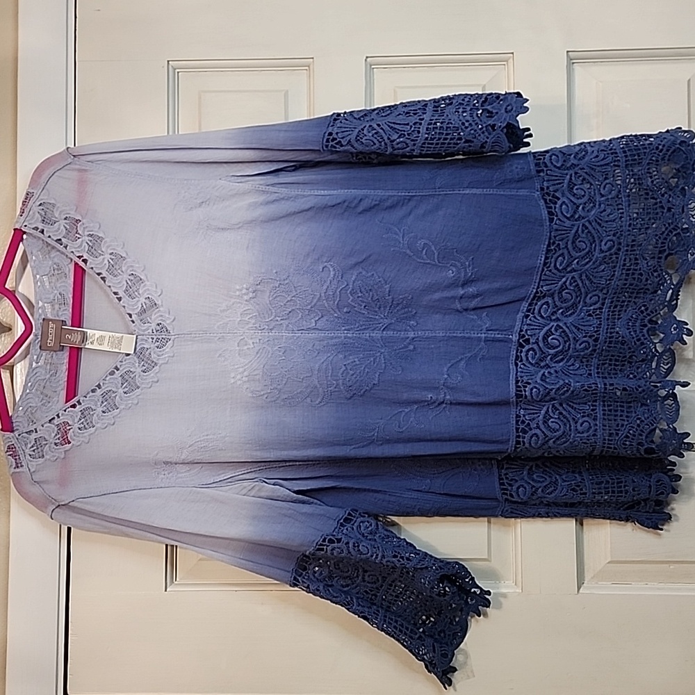 CHICOS Light Blue Graduating Color Crochet Embroidery Trim Top V-Neck 3/4 Sleeve